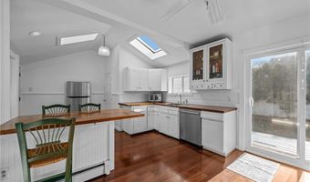 16 Courtway St, Narragansett, RI 02882