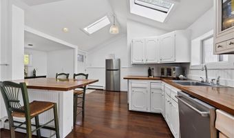 16 Courtway St, Narragansett, RI 02882