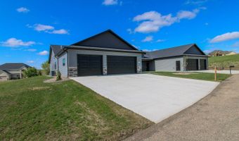 8127 Hawktree Dr, Bismarck, ND 58503
