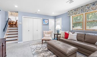 2 Violet Ct, Bergenfield, NJ 07621
