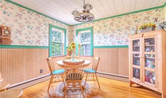 8 Spruce Ave, Middletown, RI 02842