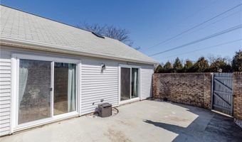 1011 Williamsburg Cir, Warwick, RI 02886