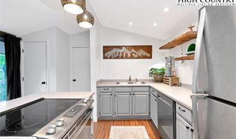 424 Clubhouse Dr, Banner Elk, NC 28604