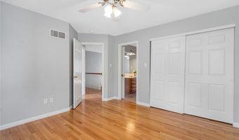 821 Heatherhaven Dr, Ballwin, MO 63011