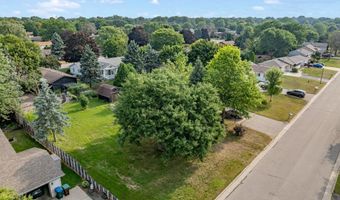 2130 W JONATHON Dr, Appleton, WI 54914