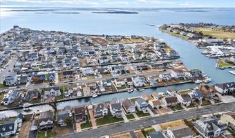 16 Gibbs Rd, Amity Harbor, NY 11701
