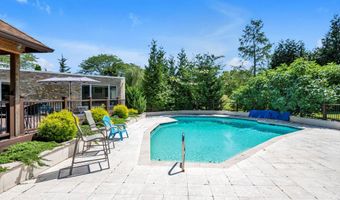 10 Macy Dr, Hewlett Bay Park, NY 11557