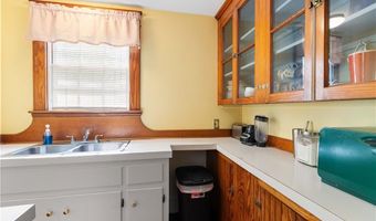 281 Green End Ave, Middletown, RI 02842