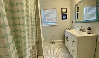 182 Newport Ave, Middletown, RI 02842