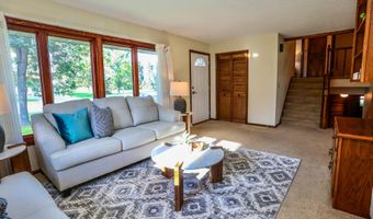 903 Willow Dr, Aberdeen, SD 57401