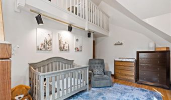 33 Wapping Dr, Bristol, RI 02809