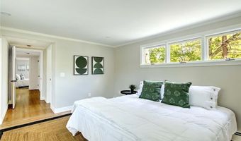 18 Chantilly Dr, Barrington, RI 02806