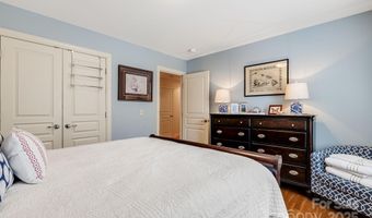 28 Trafalgar Cir, Asheville, NC 28805