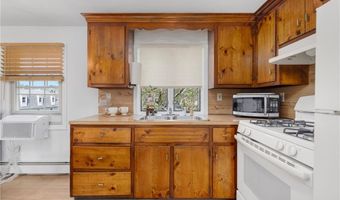 45 E St, Bristol, RI 02809