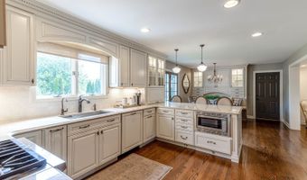 22205 W PINEVIEW Dr, Antioch, IL 60002