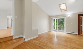 8 Ledgemont Dr, Lincoln, RI 02865
