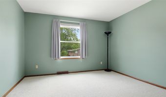 212 Country Club Ln, Altoona, WI 54720