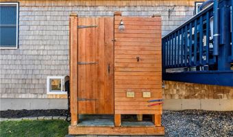 70 Pettee Ave, North Kingstown, RI 02852
