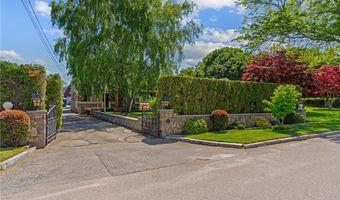 21 Foxhill Ave, Bristol, RI 02809
