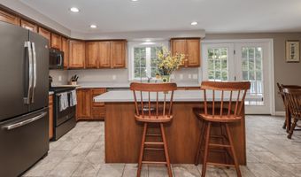 2 Deer Run Cir, Arundel, ME 04046