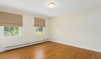 220 Island Dr, Middletown, RI 02842
