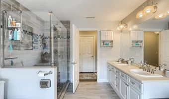 28 Crestview Ln 28, Danbury, CT 06810