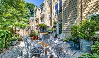 8 CARRIAGE HOUSE Cir, Alexandria, VA 22304