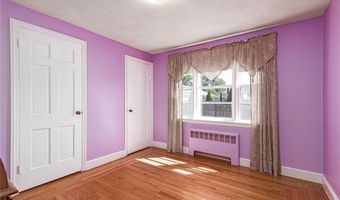 8 Somerset Rd, Cranston, RI 02910