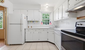 8350 GLASTONBURY Ct, Annandale, VA 22003