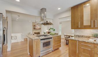 223 W Tanglewood Dr, Arlington Heights, IL 60004