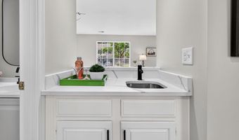 6576 MEDINAH Ln, Alexandria, VA 22312