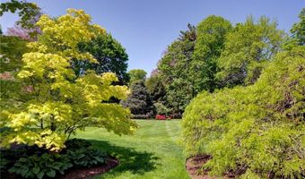 14 Leroy Ave, Newport, RI 02840