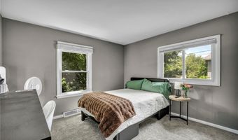 150 Greenbriar Dr, Aurora, OH 44202