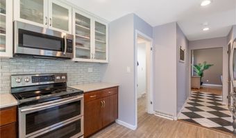 7 Hummingbird Ln, Amherst, NY 14228