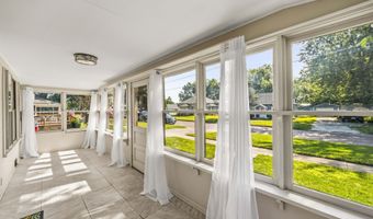 425 N 9th St, Adel, IA 50003