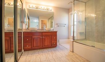 507 Glenmeadow Dr, Ballwin, MO 63011