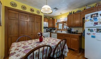 8 Robin Dr, North Kingstown, RI 02852