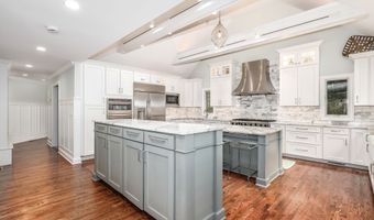9 Hidden Brook Dr, Brookfield, CT 06804