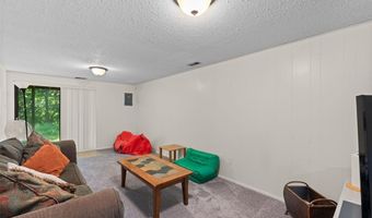 2376 Hiddengarden Ct, Ballwin, MO 63021