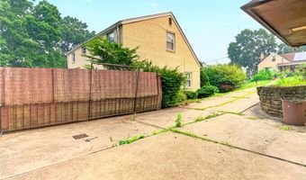 3 Solar Dr, Ambridge, PA 15003