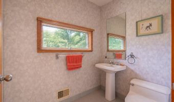 4 High Mountain Trl, Bayonne, NJ 07035
