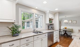 11 Harbour Rd, Barrington, RI 02806