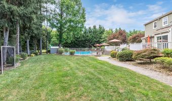 44 Devonshire Ct, Middletown, NJ 07748