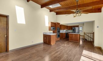 2042 W Spring Ridge Dr, Arlington Heights, IL 60004