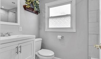 15 Inglewood Ln, Aberdeen, NJ 07747