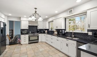 4 Twain Dr, Allentown, NJ 08501