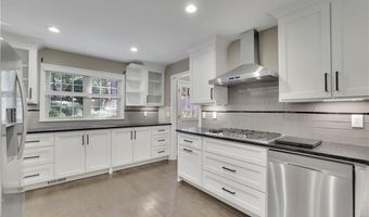 835 Lakeshore Dr NW, Berkeley Lake, GA 30096