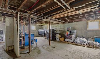 82 Van Zandt Ave, Newport, RI 02840