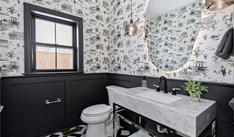 690 Club Dr W, Aurora, OH 44202