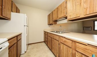 1411 E Rushmore Dr, Brandon, SD 57005